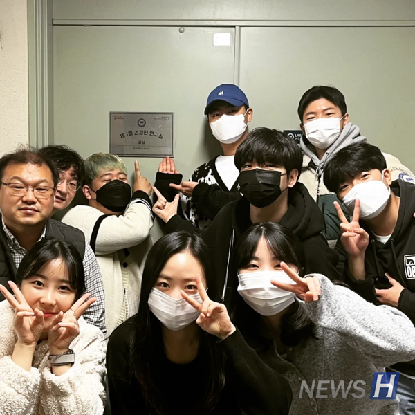 ▲ 이 토토사이트추천의 연구실은 '제1회 건강한 연구실' 선정 당시 금상을 수상했다. 이 교수와 학생들이 모여 이를 기념하고 있다. ⓒ 이승현 교수