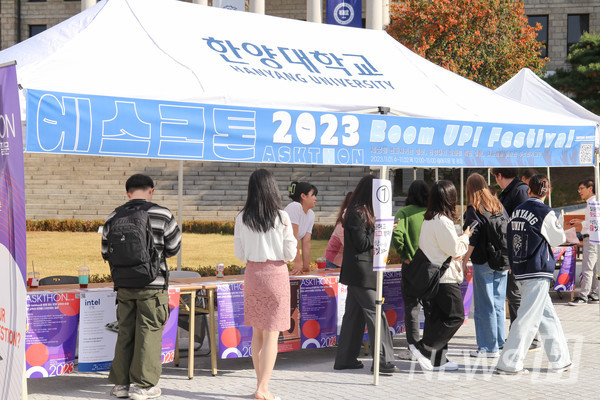 ▲ 사자상 앞 광장에 개최된 '붐업! 페스티벌'의 모습.