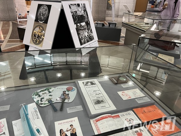 ▲ 백남학술정보관 1층에 전시된 '피임의 역사' 전시회의 모습이다. 나우만 재단은 개인의 자유와 관련해 피임의 중요성을 강조했다. ⓒ 전재우 기자