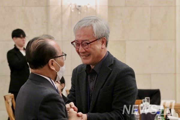 ▲ 대학 시절 담당 교수이자 은사를 뵙고 반가움의 눈물을 흘리는 신소형(신문토토사이트 레드룸 81) 씨의 모습이다. 동문의 밤 행사를 통해 많은 이들이 반가움과 기쁨을 나눴다. ⓒ 박서영 기자