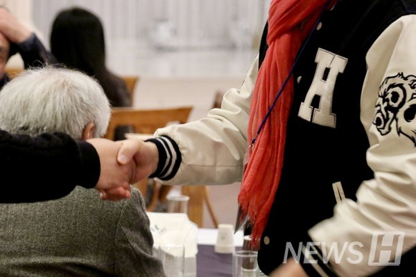 ▲ '학교 잠바'를 입고 행사에 참여한 동문의 모습이다. 학교를 졸업한 지 20여 년이 지나도 한양에 대한 동문의 자부심과 사랑은 계속되고 있다. ⓒ 박서영 기자