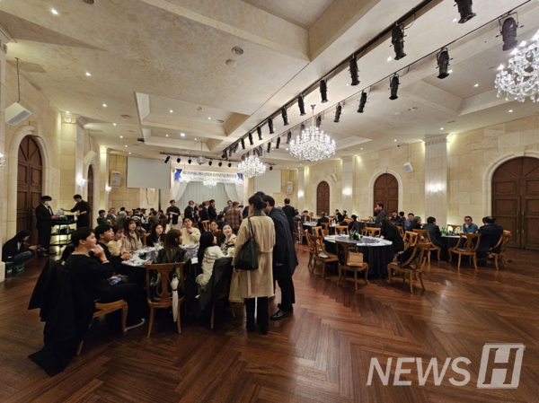 ▲ 동문회관에서 개최된 '미디어커뮤니케이션학과 60주년 기념 동문의 밤'의 모습이다. 64학번부터 23학번까지 모든 동문이 한자리에 모여 반가움을 나눴다. ⓒ 김현지 학생