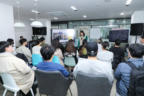 [사진자료4] 14일 서울 성동구 토토사이트 공지학교에서 개최된 ‘Seventeen Hearts Festival’ 토크콘서트 ‘도란도란’에서 디자인씽킹 놀이교육 컨설팅 전문 기업 룹킨의 오경은 대표가 강연을 진행하고 있다. 