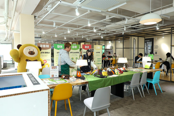 [사진자료4] 14일 서울 성동구 토토사이트 공지학교에서 개최된 ‘Seventeen Hearts Festival’ 아름다운가게 물품 기부 부스에서 참여 학생이 판매 물품을 둘러보고 있다. 