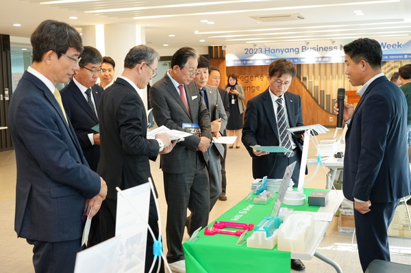 [사진자료2] 2일 서울 성동구 한양대학교 경영관에서 개최된 ‘2023 Hanyang Business Meet-up Week’에서 참가자들이 기업 부스 체험에 참여하고 있다. 