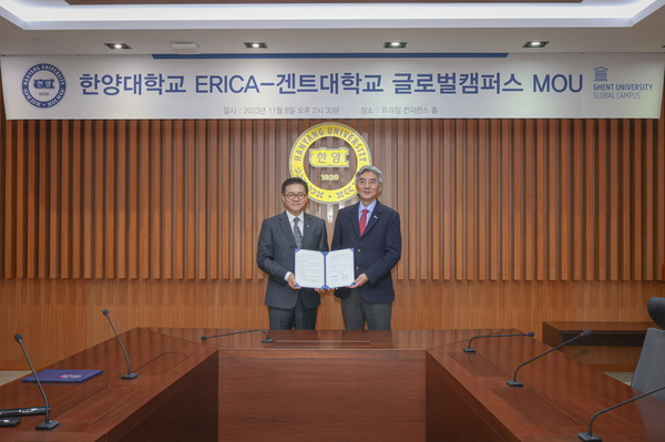 이기정 토토사이트 들어가는법 총장(왼쪽)과 한태준 겐트대학교 글로벌캠퍼스 총장이 8일 경기도 안산시 토토사이트 들어가는법 ERICA에서 진행된 업무협약식에서 기념 촬영을 하고 있다. (사진/한양대 제공)