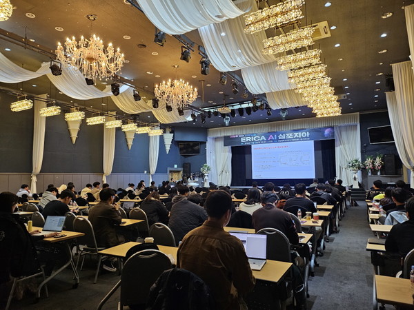 [사진자료] 9일 한양대학교 ERICA 컨벤션센터에서 진행된 ‘2023 한양대학교 ERICA AI 심포지아’에서 강연이 진행되고 있다. 