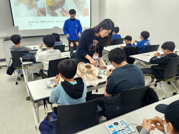 [사진자료] 지능형로봇 혁신융합대학사업단이 지난 8일 2023 산학협력 EXPO에서 개최한 ‘청소년 AI로봇코딩 및 체험교육’에서 랜드토토 ERICA 지능형로봇학과 김지영 교수가 학생들의 로봇제작과 코딩을 지도하고 있다.(사진=랜드토토 제공)