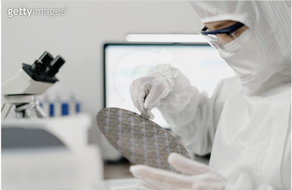 ▲ 문 교수는 붕소(B), 인(P), 비소(As)와 같은 불순물을 실리콘 웨이퍼에 주입해 원하는 전기적 특성을 부여하는 연구를 진행했다. ⓒ 게티이미지