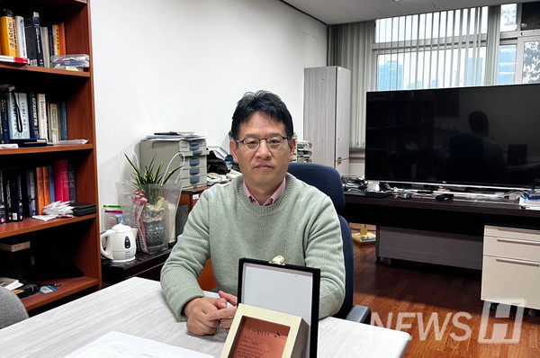 ▲ 문승재 기계공학부 교수는 '이온 주입 공정 기술'로 SK하이닉스에 반도체 기술 우수 발명으로 인정받았다. ⓒ 정다은 기자
