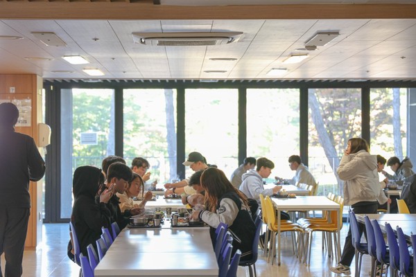 '천원의 아침밥'을 먹고 있는 학생들.