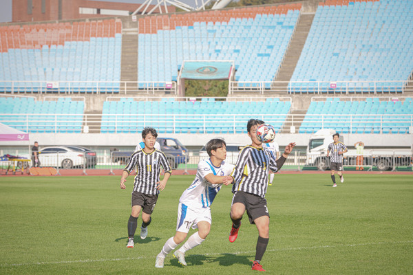 결승전에 오른 한양대 ERICA와 안산대 선수들이 경기에 임하고 있다.