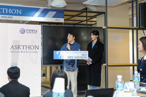 [사진자료3] 16일, 서울 성동구 토토사이트 회원가입 안시켜줌학교에서 개최된 질문 경진대회 ‘2023 HYU 애스크톤(ASKTHON)에서 참가 학생들이 발표를 진행하고 있다.