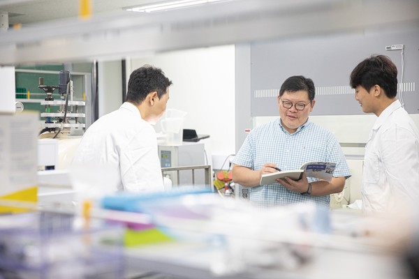 폐기물 자원화와 조리흄 측정·분석 토토사이트 db 해킹를 진행 중인 권일한 교수는 사회에 긍정적인 영향을 미치는 공학자가 되고 싶다고 전했다.