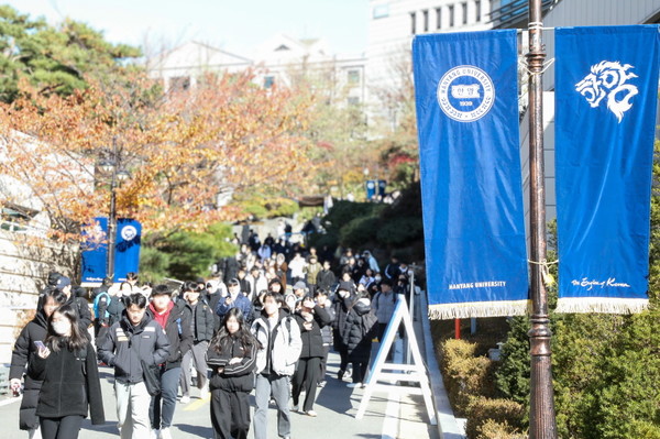 2024학년도 상경 계열 논술고사를 마친 수험생들이 25일 오전, 논술고사 장소인 서울 성동구 한양대 서울캠퍼스를 빠져나가고 있다. 26일까지 이틀간 진행되는 한양대 2024학년도 수시 논술고사에는 2만 7,033명이 지원, 114.55:1의 경쟁률을 보였다. 논술 전형 최종합격자는 내달 15일에 발표될 예정이다.(계속)