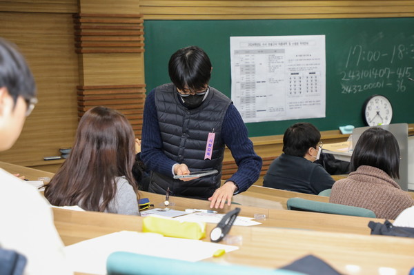 25일 오후 서울 성동구 한양대 서울캠퍼스에서 치러진 2024학년도 인문계열 논술고사장에서 감독관이 수험생의 신분을 확인하고 있다.(계속)