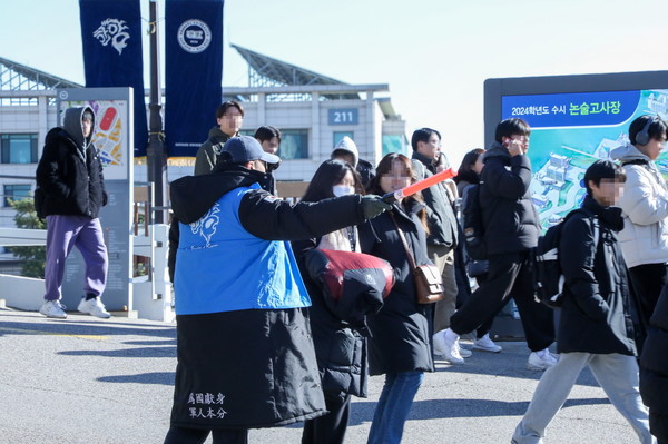 2024학년도 상경 계열 논술고사를 마친 수험생들이 25일 오전, 논술고사 장소인 서울 성동구 한양대 서울캠퍼스를 빠져나가고 있다. 이날 한양대는 100여 명의 안전요원을 캠퍼스에 배치하여 수험생들이 안전하게 귀가할 수 있도록 현장을 통제했다. (끝)