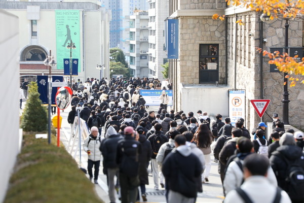 2024학년도 자연 계열 논술고사를 마친 수험생들이 26일 오전, 논술고사 장소인 서울 성동구 한양대 서울캠퍼스를 빠져나가고 있다.(계속)