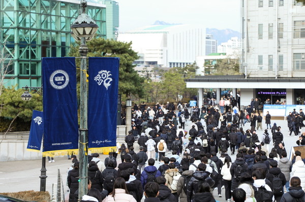 2024학년도 자연 계열 논술고사를 마친 수험생들이 26일 오전, 논술고사 장소인 서울 성동구 한양대 서울캠퍼스를 빠져나가고 있다.(계속)