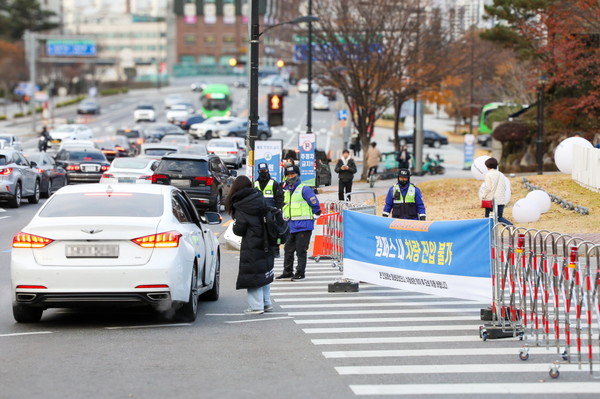 2024학년도 자연 계열 논술고사를 마친 한 수험생이 26일 오전, 논술고사 장소인 서울 성동구 한양대 서울캠퍼스를 빠져나가고 있다.(끝)