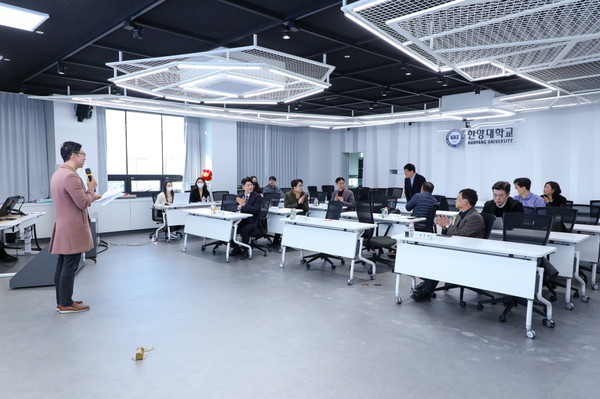 [Photo Material 2] On November 24, at the simultaneous "Hanyang Meister Degree 비트코인 스포츠토토 Course Online Information Session" held at Hanyang University in Seoul's Seongdong-gu and online, Ryu Ho-kyoung, the Director at the Office of Innovative Higher Education, at Hanyang University, is delivering the opening speech.