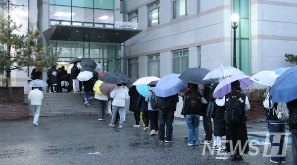 ▲ '따밥' 행사에 참여하기 위한 대기줄이 생활과학대학 앞까지 이어졌다.