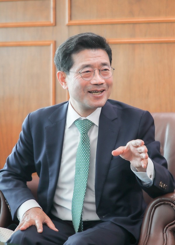 정인화 동문(국제토토추천 파워볼사이트학) ⓒ광양시청