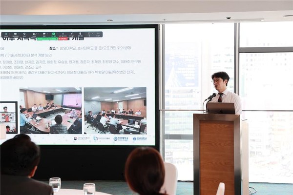 [사진자료1] ‘연구개발서비스 청년인재 인력양성사업단’ 단장인 권규현 토토사이트 로그인 넘기기학교 기술경영학과 교수가 13일 서울시 양재동 L타워에서 개최된 ‘Gate to Professional Festival’에서 사업 현황과 성과 발표를 진행하고 있다. ⓒ 토토사이트 로그인 넘기기학교 기술경영전문대학원 연구개발서비스 청년인재양성사업단