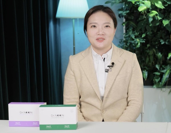 [사진자료1] 오이바이오 조희윤 대표와 ‘눈닥터’ 제품 