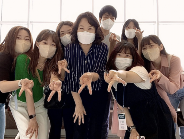 임형신 교수(왼쪽에서 네 번째)와 토토사이트 더베이실원들과 함께 찍은 사진