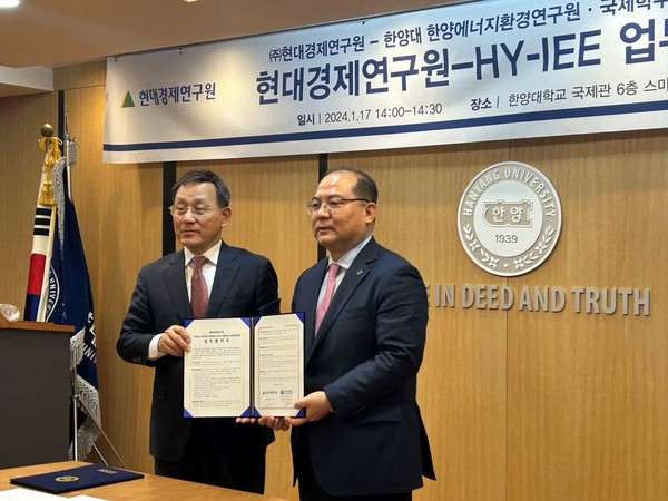 허용석 현대경제라오스 스포츠토토장과 김연규 한양대 에너지환경라오스 스포츠토토장(사진 오른쪽)이 업무협약을 체결하고 기념촬영을 하고 있다.
