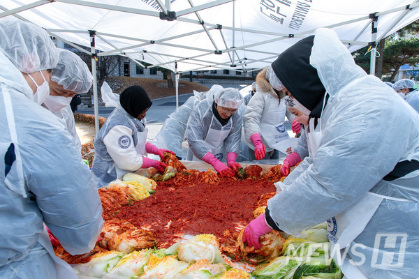 ▲ At the 9th Making and Sharing Kimchi event, around a hundred volunteers took place. They shared the volunteering spirit for the local society and participated in the event. ⓒ Media Strategy Center