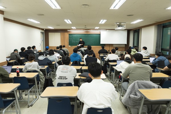 노영균 교수는 인공토토사이트 그리스 주소학과 및 AI응용학과, 토토사이트 그리스 주소융합학과의 주임교수를 맡고 있다. 사진은 수업 장면.