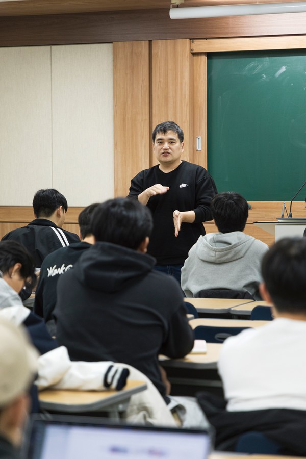 노영균 교수는 인공토토사이트 그리스 주소 분야에서 활약하고자 하는 학생이라면 급변하는 인공토토사이트 그리스 주소 기술 자체보다 인공토토사이트 그리스 주소 알고리즘의 기반이 되는 원리를 탄탄하게 익히는 것이 중요하다고 강조했다. 