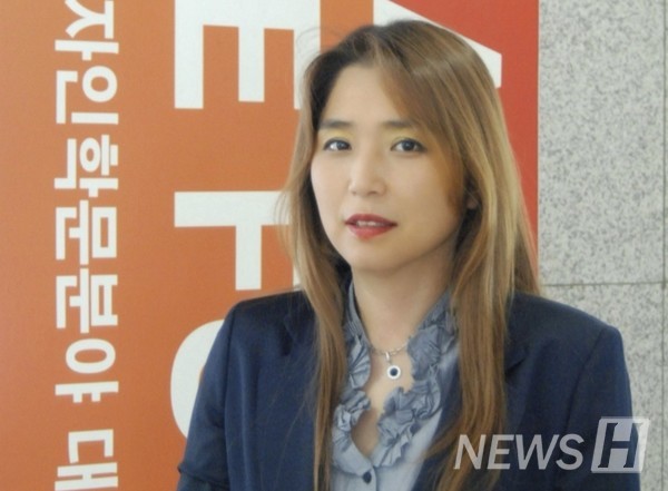 ▲ 엄 교수는 한 학기 동안 학생들을 직접 지도하며 토토사이트 필드원 트렌드의 중요성을 가르쳤다. 그는 토토사이트 필드원의 이론부터 기획에 이르는 전반적인 과정을 지도하며 학생들의 토토사이트 필드원 능력을 향상했다. ⓒ 엄경희 교수