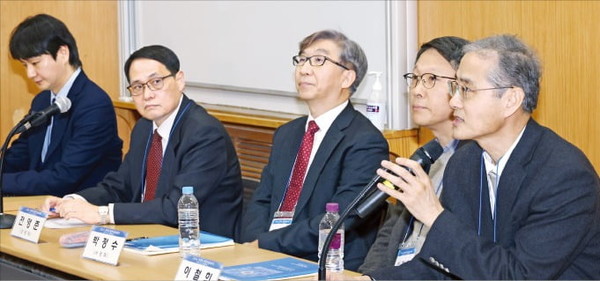 전영준 경제금융학부 토토사이트 헐크 가입코드(왼쪽에서 2번째)가 토론에 참여하고 있다. (출처:한국경제)