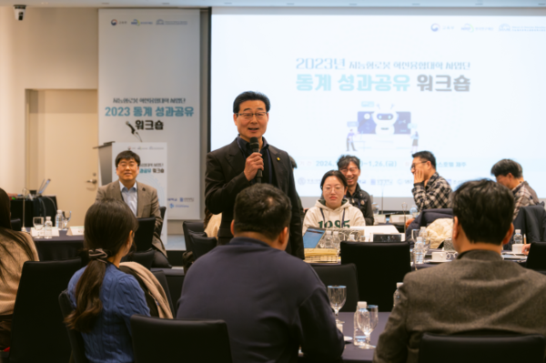 지능형달맞이 토토사이트 혁신융합대학사업단이 지난 24일부터 26일까지 파르나스호텔제주에서 개최한 2023년 동계 성과공유 워크숍에서 한국달맞이 토토사이트산업진흥원 손웅희 원장과 참석자들이 지산학 협력 확대에 대해 소통하고 있다. (사진제공=한양대)