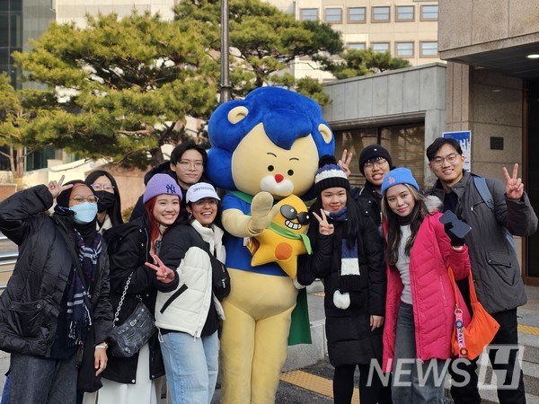 ▲ A sketch of a campus tour, right after the entrance ceremony of the Hanyang International Winter School. Hanyang Global Lions ambassadors and international students are taking photos with HY-Lion, the Hanyang University mascot. ⓒ Hanyang University Office of International Affairs