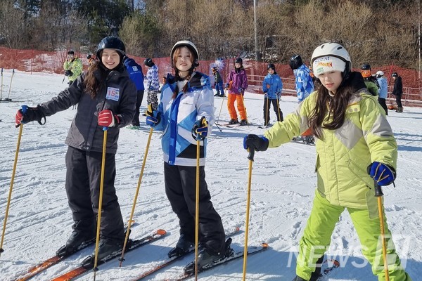 ▲ Students are taking ski lessons during the ski trip. They got familiar with it and enjoyed the Korean culture well. ⓒ Hanyang University Office of International Affairs