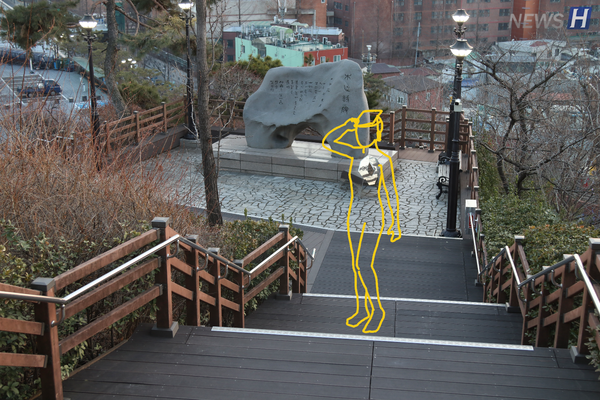 ▲ Enjoy a panoramic view of Hanyang University at the wooden stairs and take a photo there.