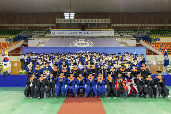 15일 서울 성동구 서울캠퍼스 올림픽체육관에서 열린 ‘전기 학위수여식’에 참석한 졸업생들이 기념사진을 촬영하고 있다. 2023학년도 전기 학위수여식에서는 박사 379명, 석사 938명, 학사 2,408명 등 총 3,725명이 각각 학위를 받았다.