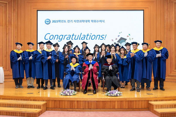 Graduated students are taking photos after their graduation ceremony at Seoul Campus, on January 15
