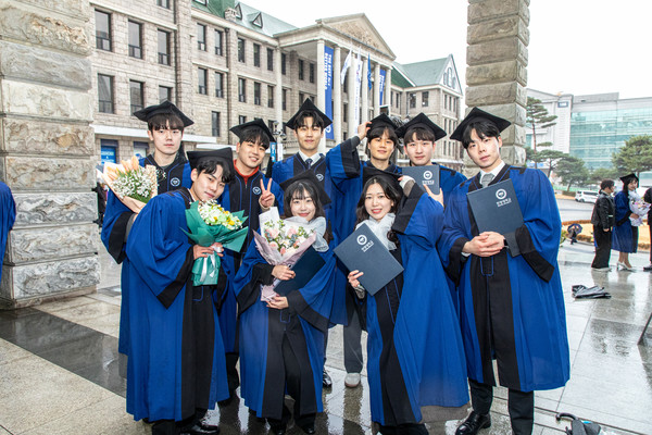 Graduated students are taking photos after their graduation ceremony at Seoul Campus, on January 15