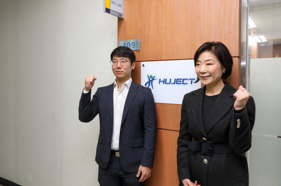 왼쪽부터 ㈜휴젝트 성모세 대표, 오영주 중소벤처기업부 장관