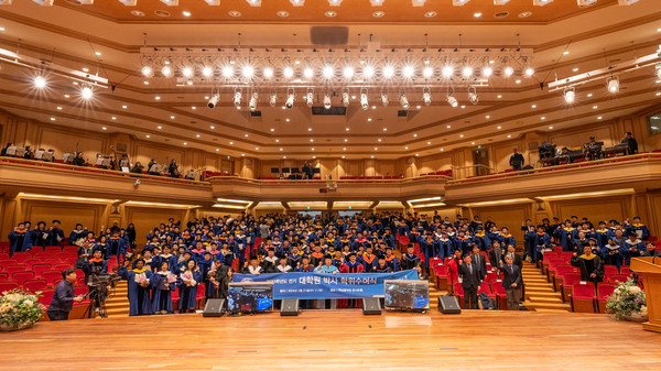21일 서울 성동구 서울캠퍼스 백남음악관에서 열린 ‘전기 대학원 박사 학위수여식’에 참석한 졸업생들이 기념사진을 촬영하고 있다. 2023학년도 전기 학위수여식에서는 박사 379명이 학위를 받았다.