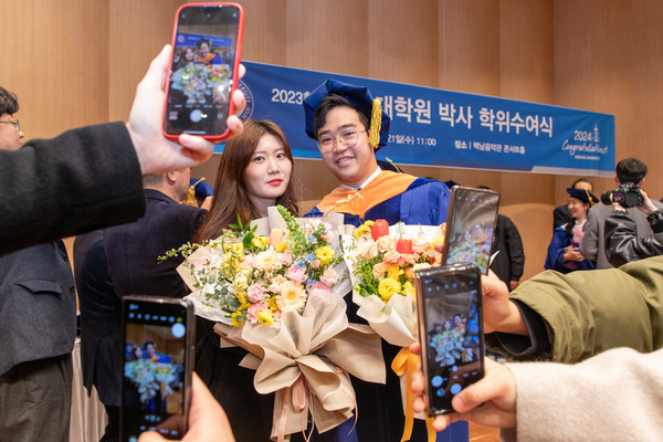 21일 서울 성동구 서울캠퍼스에서 학위수여식을 마친 졸업생들이 기념사진을 촬영하고 있다.