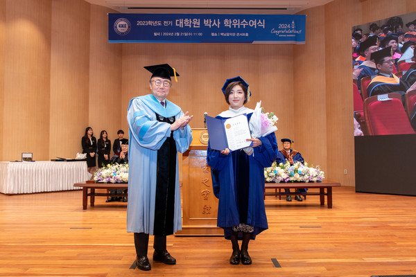 2023학년도 전기 대학원 박사 졸업생이 김종량 한양학원 이사장과 기념사진을 촬영하고 있다.
