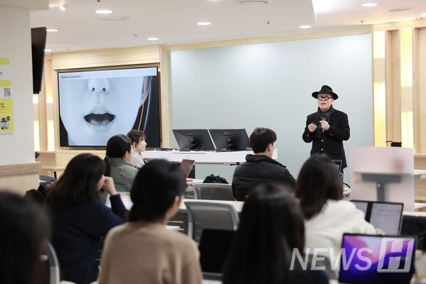 ▲ 이건표 홍콩이공대 토토사이트 케이 벳대학 교수의 강의 현장이다. 그는 인공지능과 빅데이터 시대에 디자이너 양성을 강조하며 학생들에게 관련 지식을 전달하고 있다. ⓒ 김지은 교수