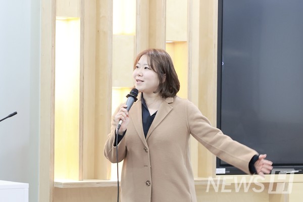 ▲ 변화하는 시대에 맞춰 패러다임에 편승하는 것을 중요시하는 김 교수는 토토사이트 케이 벳의 정체성을 고민하고 혁신적인 제품 및 서비스 구현을 위해 노력한다. ⓒ 김지은 교수