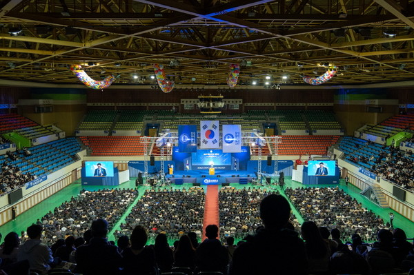 한양대학교(총장 이기정)는 2월 23일 오후 서울 성동구 서울캠퍼스 올림픽체육관에서 2024학년도 신입생 입학식을 열었다. 이날 입학식에는 신입생 3,450명이 참석했다.